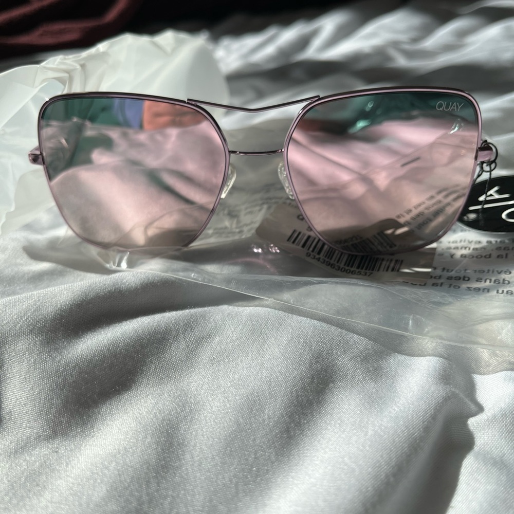 Pink Stop and Stare Quay sunglasses